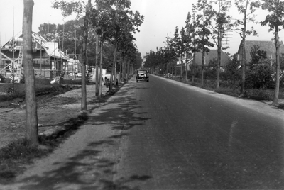 602451 Gezicht in de Stationsweg te Woudenberg ter hoogte van de kruising met de latere Nico Bergsteijnweg.N.B. De ...